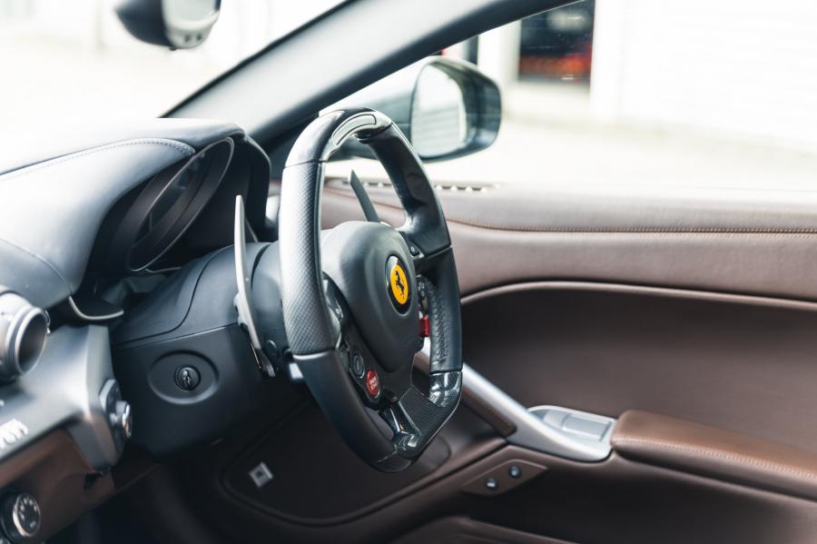 Детали интерьера Ferrari F12berlinetta 2014 года  (UK) (фото 33 из 276)